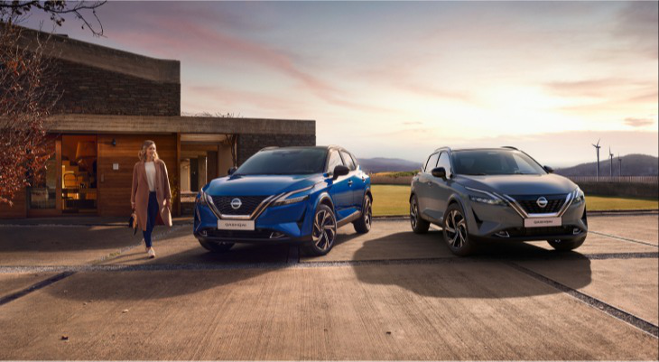 Samochody Nissan na tle zachodzącego słońca Samochody Nissan na tle zachodzącego słońca