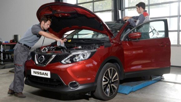 mechanicy samochodowi serwisują samochód Nissan